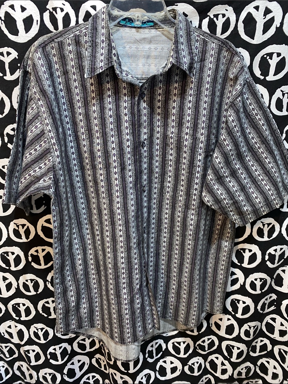 GREY STRIPES/DIAMOND PRINT BUTTON-DOWN SHORT SLEEVE BUTTON DOWN SHIRT SZ M
